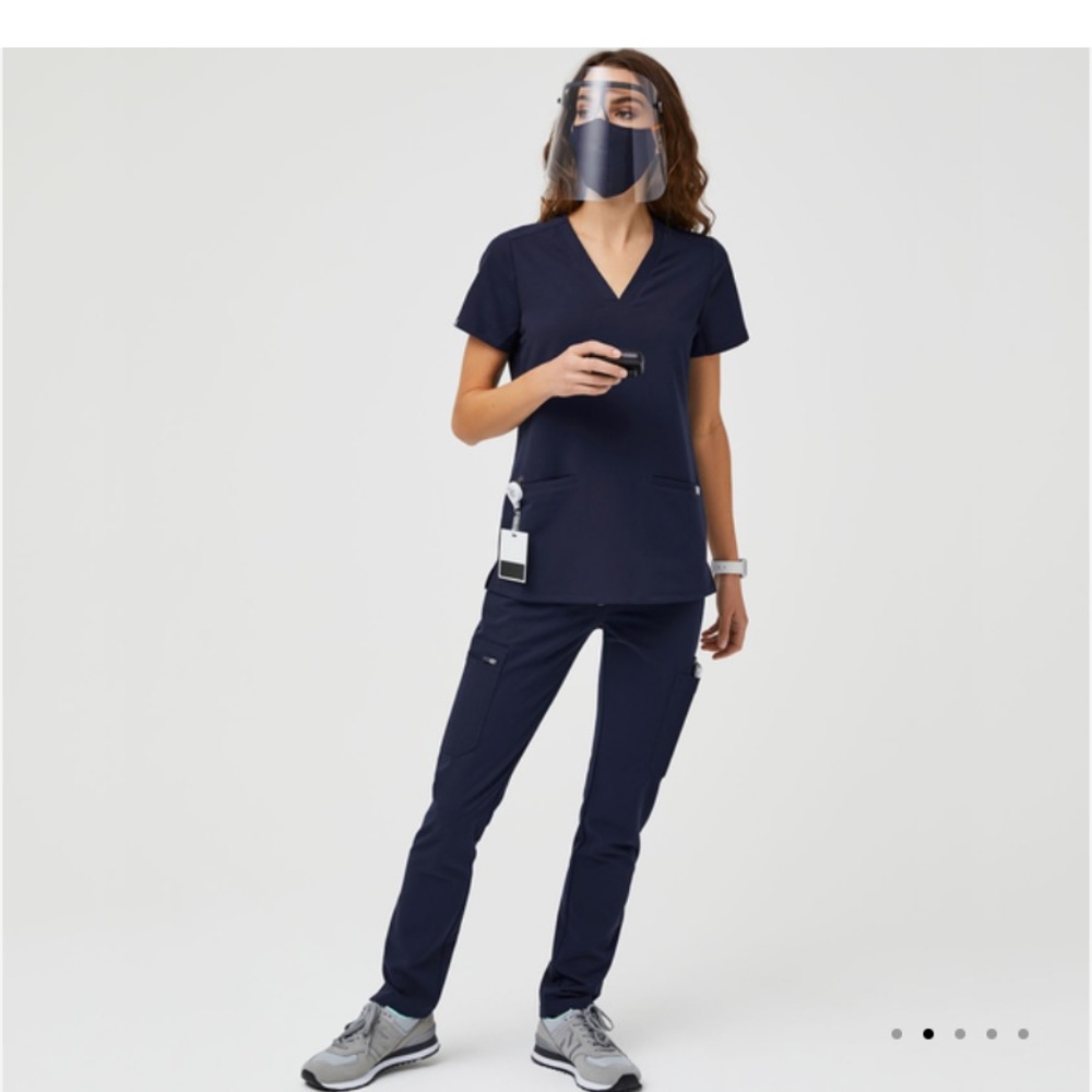 Figs Casma 3 Pocket Scrub Top. Navy. XL.